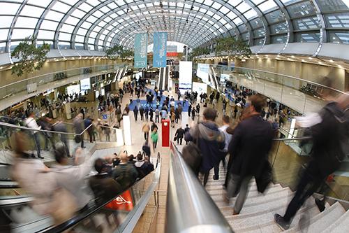 Image of attendees arriving at glasstec 2018 in Germany